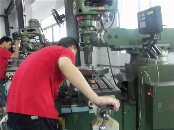 旭錦塑膠模具有限公司，模具車(chē)間人員工作操作